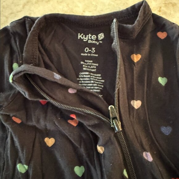 KYTE BABY SLEEP ROMPER IN HEARTS 0-3 MONTHS + MATCHING HEADBAND - Picture 2 of 3